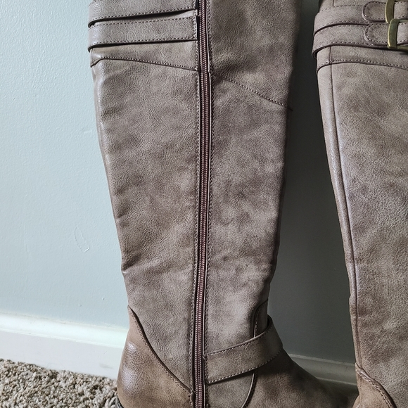 Knee high boots - Picture 3 of 3